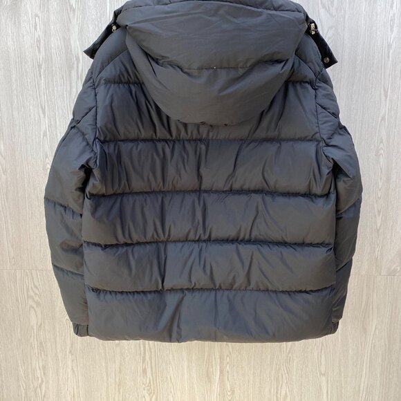 Men's matte Mayan-style short down jacket. High-end condition, looks great on. M - Picture 3 of 7